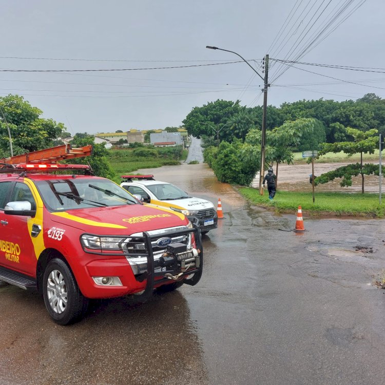 Bombeiros em Catalão são acionados para transbordamento no Bairro Monsenhor Sousa